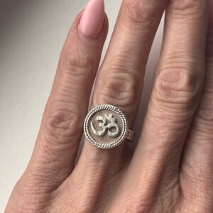 Anna Beck Silver Om Symbol Ring